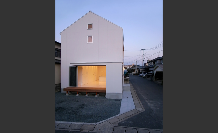 店舗設計のノウハウを活かした照明計画を行い夜も穏やかな光が広がります サンカクスケール