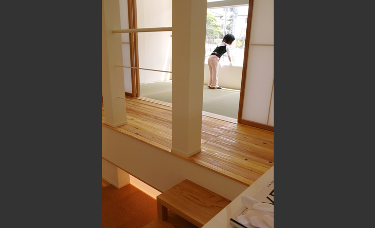 キッチンからプレールームを眺める サンカクスケール