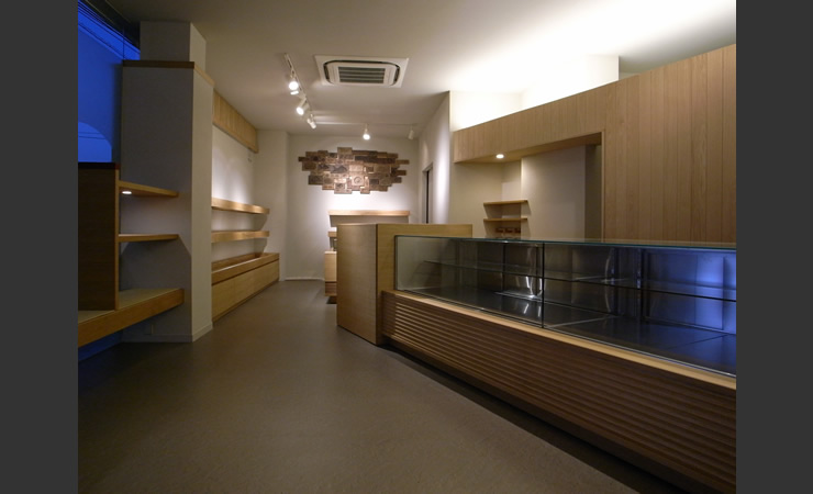 白木をふんだんに使用し和の雰囲気の店内。 店舗設計 サンカクスケール