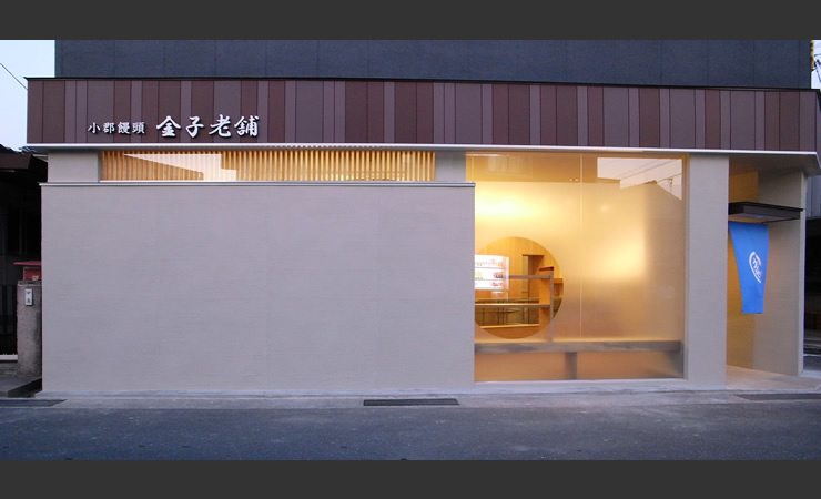 ぼんやりと店内の光りが溢れ出す。 店舗設計 サンカクスケール