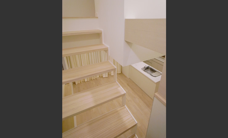 階段からキッチンダイニングを見る 住宅設計 サンカクスケール