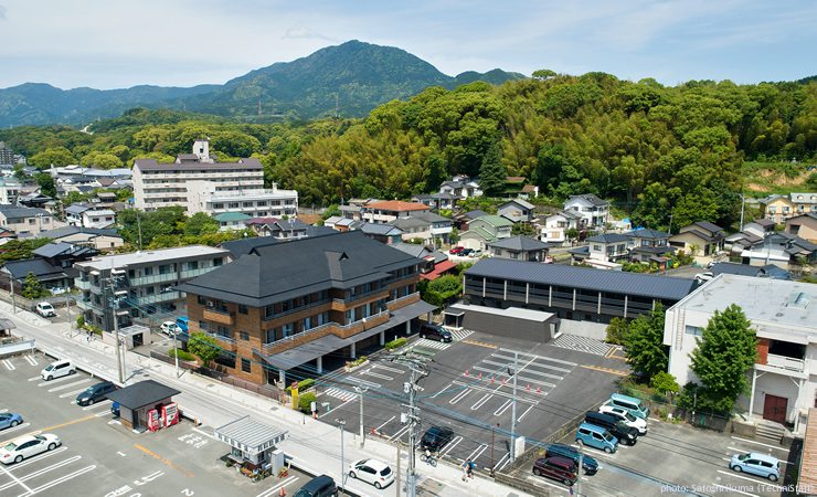 鳥瞰 歴史地区の街並みに溶けこむ長屋的な屋根 共同住宅設計 サンカクスケール